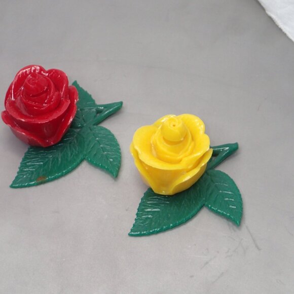 Vintage 1960s Plastic Rare Rose Salt and Pepper Shakers Flower Matching Pair - Picture 5 of 14